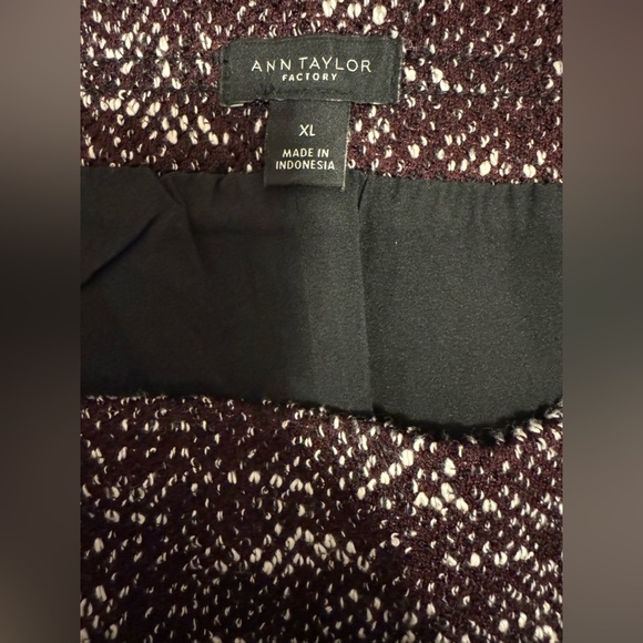 Elegant Black and White Knit Skirt - Picture 5 of 6